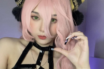 Cosplay táo bạo, nữ game thủ chuẩn bị luôn tinh thần nhận "gạch đá"