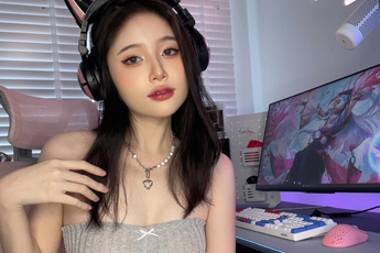 Nữ coser quyến rũ xung phong làm giáo viên dạy chơi game "hardcore" cho người mới bắt đầu, CĐM lập tức ra tín hiệu