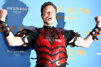 Elon Musk chơi lớn, dành cả kỳ nghỉ cày một tựa game, "nhờ" luôn cả trùm server vào kéo nick