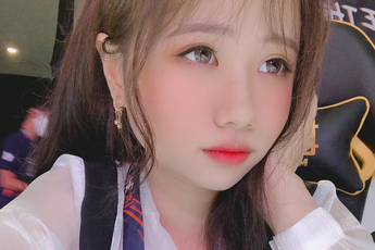 Giữa drama nói vấp của một MC LMHT chuyên nghiệp, dân tình réo tên "người cũ"