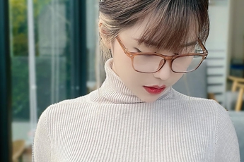 Mặc đồ "kín cổng cao tường", nữ streamer hút hàng vạn lượt like