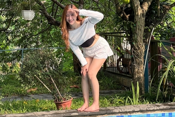 Nữ chủ xinh đẹp tung "chiêu lạ", khiến sạp lạp xưởng nướng đá của mình hot nhất cõi mạng