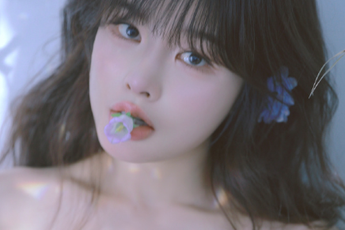 Nữ BLV tựa nàng thơ, tự tin khoe vai trần khiến dân tình "lụi tim"