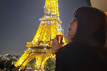 Gái xinh lộ ảnh "thân mật" chốn riêng tư với tuyển thủ nổi tiếng kém 10 tuổi tại Paris