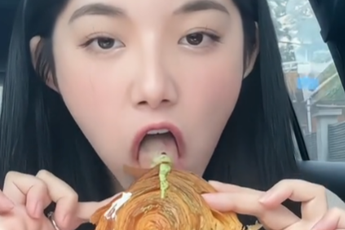 Gái xinh tung chiêu "combat", tiếp tục khiến đại chiến giới mukbang khó ngã ngũ