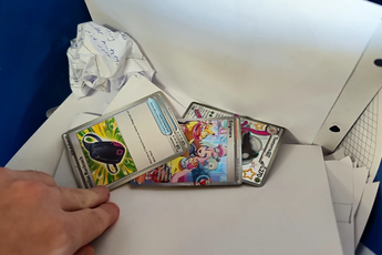 Đi đổ rác, nhặt được thẻ Pokemon hiếm trị giá hàng chục triệu đồng