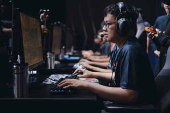 Fan của đội giàu bậc nhất LPL yêu cầu mang SofM về gấp sau màn "bón hành" cho GAM