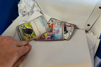 Nhặt thẻ Pokemon hiếm từ thùng rác, game thủ vớ bẫm, kiếm hơn 60 triệu trong một nốt nhạc