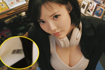 Nữ cosplayer gửi lời nhắn đến fan, người xem buộc phải "zoom" cận cảnh vùng nhạy cảm