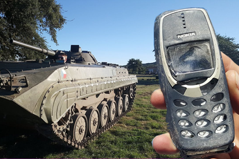 Xuất hiện chiếc điện thoại siêu nồi đồng cối đá, lấy xe tăng cán qua vẫn còn nguyên vẹn, chạy bình thường