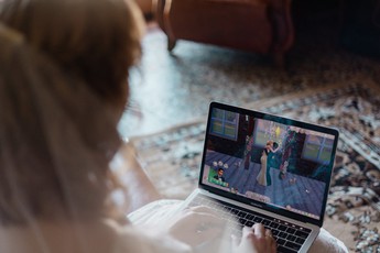 Ngay trong đám cưới của mình, nữ game thủ làm điều hiếm có