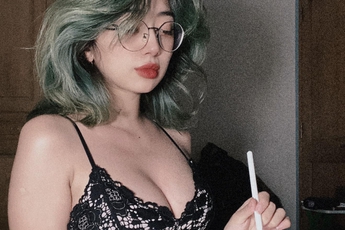 Nữ trọng tài táo bạo nhất làng game, mỗi lần "kéo áo" khoe tâm hồn là một lần gây "sốt"!