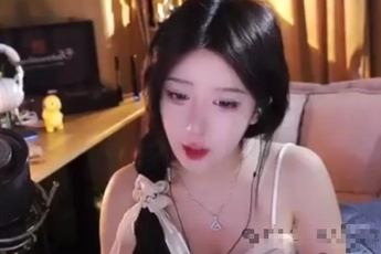 Tụt view thê thảm, nữ streamer dùng chiêu 18+ lôi kéo khán giả