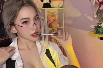Nữ streamer tung loạt ảnh siêu gợi cảm trong ngày "comeback"