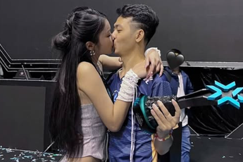 Hình ảnh nữ MC nóng bỏng và gợi cảm "khóa môi" bạn trai tuyển thủ trên sân khấu, nam tuyển thủ “flex” niềm tự hào