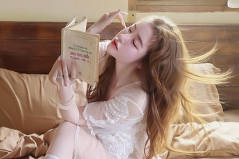 Sau loạt ảnh nóng bỏng, Elly Trần lại tung clip táo bạo khiến cộng đồng mạng ngỡ ngàng