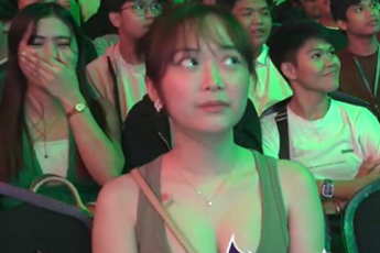 Đi xem giải, nữ game thủ vô tình trở thành "hiện tượng mạng" nhờ outfits "không chê vào đâu được"