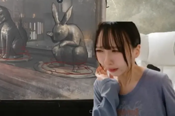 Thua game, nữ streamer xinh đẹp có hành động không tưởng ngay trên livestream và cái kết "đắng lòng"