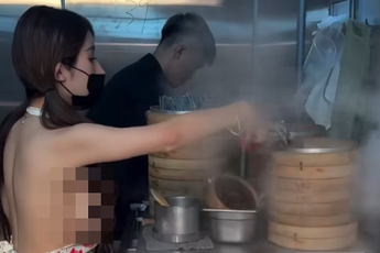 Ăn mặc hở hang bán bánh bao, cô gái khiến người xem bức xúc: Bất chấp làm content "không sạch"