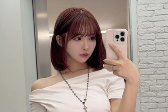 Fan được dịp tròn mắt khi Yua Mikami cosplay