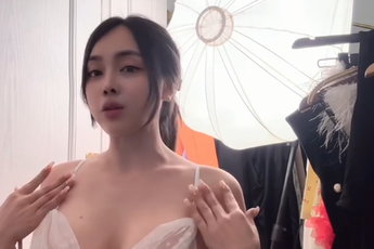 Vừa bán hàng vừa kiêm luôn làm mẫu thử, hot girl "gây bão" khi hút tới gần 2 triệu view
