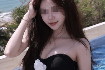 Mặc trang phục "phản cảm" tại trường học, hot TikToker triệu view vội vàng lên tiếng xin lỗi