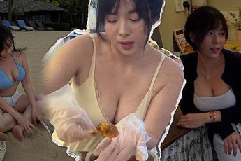 Làm video “mukbang” nhưng ánh mắt của fan lại “va” ánh mắt của hot girl