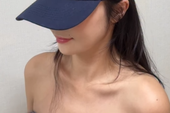 Khoe khoảnh khắc “tụt áo”, hot girl hút gần 2,5 triệu view: Content sexy hay chiêu trò phản cảm?