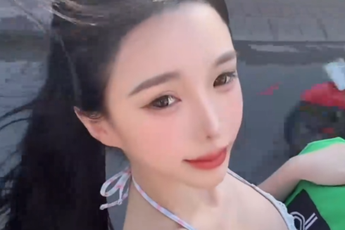 Ăn mặc phản cảm ngồi xe ôm, hot girl khiến người xem phẫn nộ