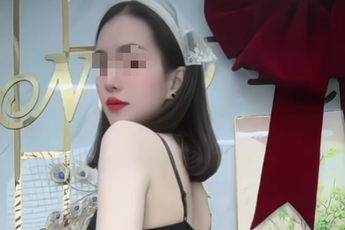 Bán nội y, hot girl vừa mặc vừa livestream khiến người xem không khỏi ái ngại: Bất chấp để bán hàng hay câu like?