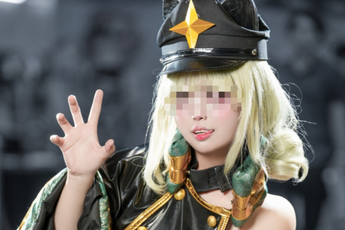 Chụp ảnh sexy, nữ coser “bất lực” khi bị người xem đổ lỗi làm “đứt chuỗi”