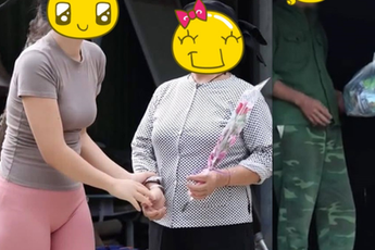 Hình ảnh cô gái mặc quần tập gym bó sát đi từ thiện gây tranh cãi