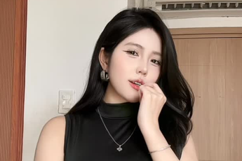 "Chuyển cảnh" quá táo bạo đến mức phải "tự che", hot girl khiến người xem được một phen hốt hoảng