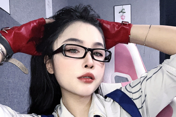 Nữ MC sở hữu "nụ hôn bạc tỷ" bất hoá hoá soái ca khiến làng game ngỡ ngàng