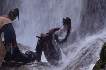 Rùng mình cảnh Lưu Diệc Phi bị thác nước cuốn trôi, 1 tài tử hạng A liều mình nhảy xuống cứu mạng