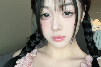 Trần Hà Linh đu trend "hôn vào đây", tung video mới khiến anh em game thủ "gục ngã"