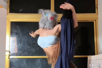 "Nâng tầm" cosplay với màn biến hình thành Inosuke của cô nàng hot girl xinh đẹp