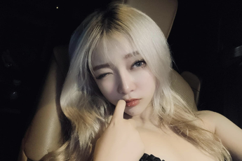 Nữ streamer gợi cảm tự tay làm hẳn album nhạc, giao diện ấn tượng