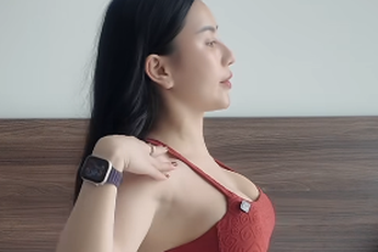 Hot gymer bạn thân Lê Bống thu hút sự chú ý với bài tập giãn cơ