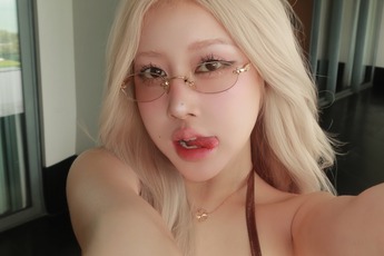 "Rosé bản Việt" gia nhập đường đua bikini, nóng bỏng chẳng kém bạn thân Ciin