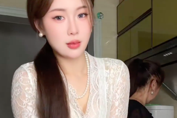 Đang nhảy sexy hút hồn fan thì bị mẹ "gank", cô gái "quay xe" phút chốc