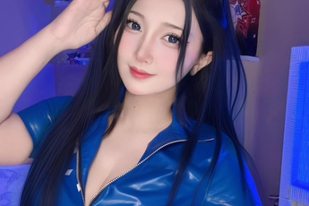 Gái xinh khiến fan One Piece nức nở, tung "cú đúp" cosplay nóng bỏng