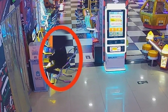 Người đàn ông "khôn lỏi", mua xu giả để lừa máy chơi game và cái kết