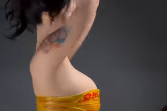 Cận cảnh quy trình của các nữ TikToker khi “đu trend” băng keo