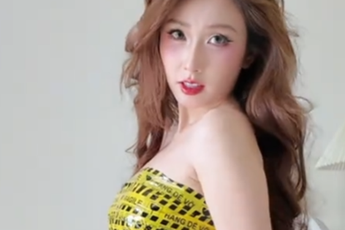 Mỹ nhân trend "băng keo" đăng tải bộ hình bikini nóng hơn thời tiết