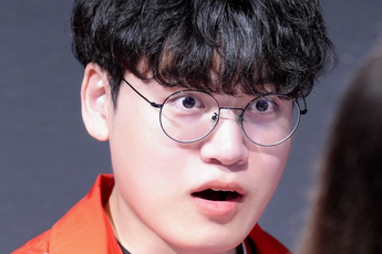 Gumayusi bị đối thủ "chăm sóc đặc biệt" khiến fan cũng lo lắng