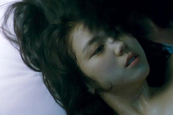 Phim 18+ Hàn Quốc bị chỉ trích nặng nề: Nữ chính 22 tuổi gây sốc toàn châu Á vì cảnh nóng thật