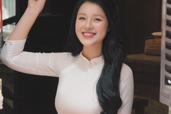 Cô giáo hot girl rạng rỡ trong tà áo dài mừng Đại lễ 30/4