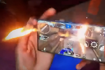 Chơi game đến "cháy" cả điện thoại, game thủ khiến người xem hoảng sợ vì độ liều lĩnh