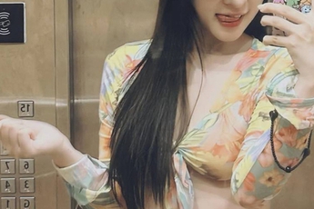 Thêm một nữ MC gợi cảm gia nhập đường đua bikini, lần đầu diện đồ hở bạo đến vậy!